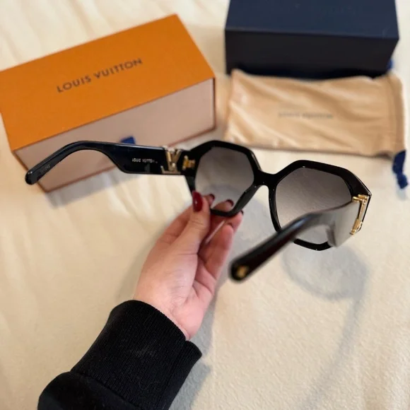 Louis Vuitton Black Hexagonal Oversized Sunglasses - Picture 4 of 7